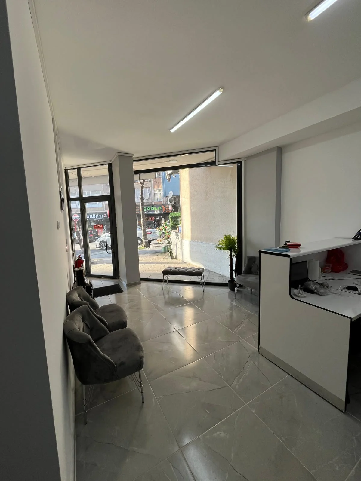 Kliniğimizin bekleme ve giriş alanı